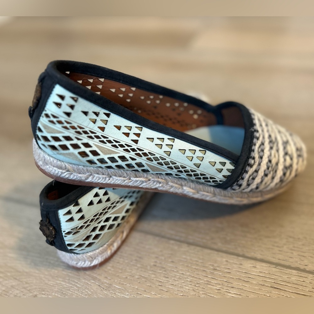 🌶️NWOT Cobra Society Blue and White Patterned Espadrilles. Size 38